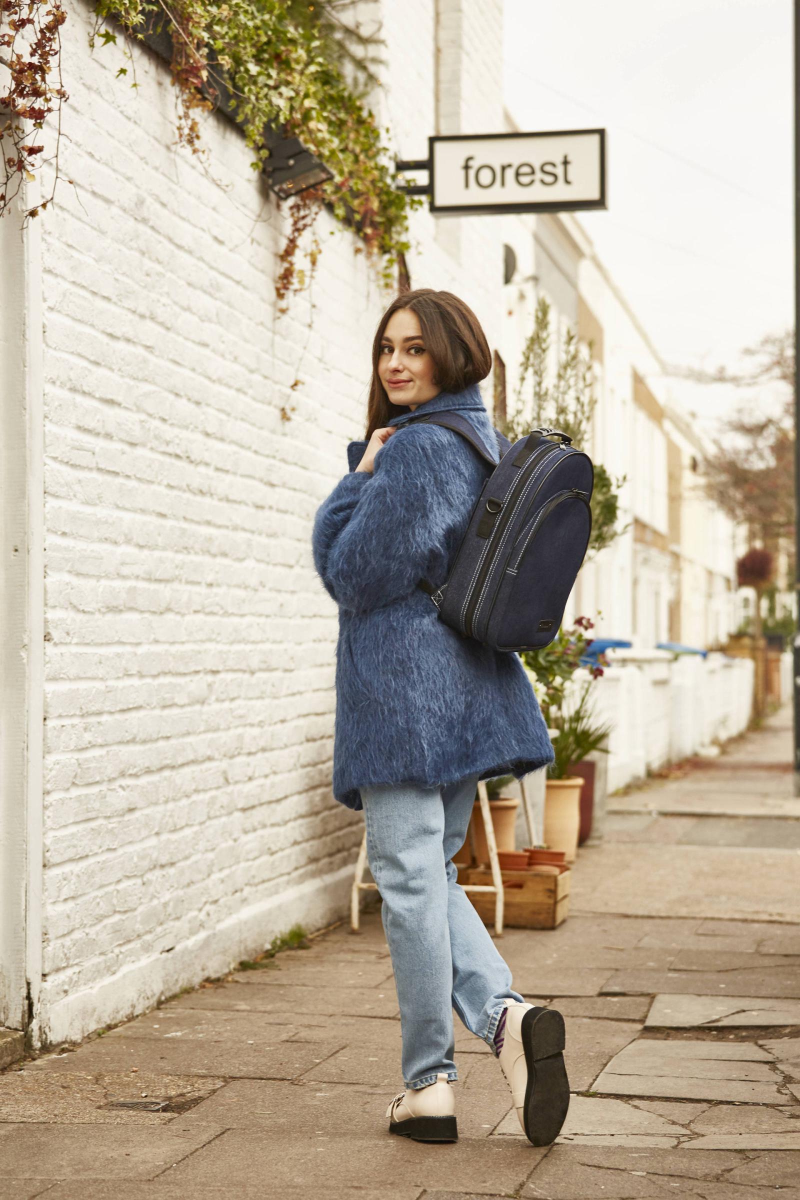 Fille Portant un Étui Denim