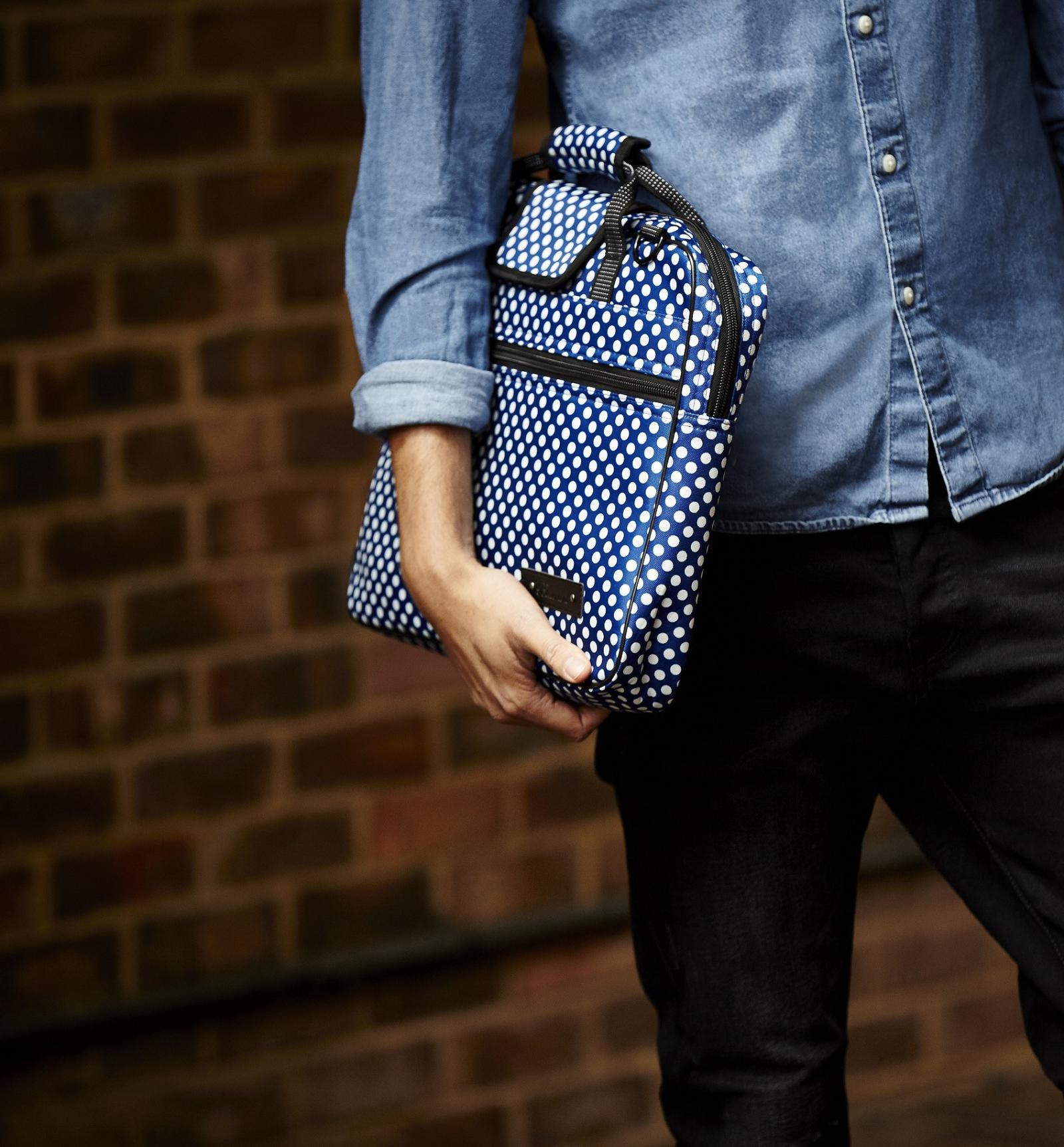 Mann mit Blue Polka Dot Tasche