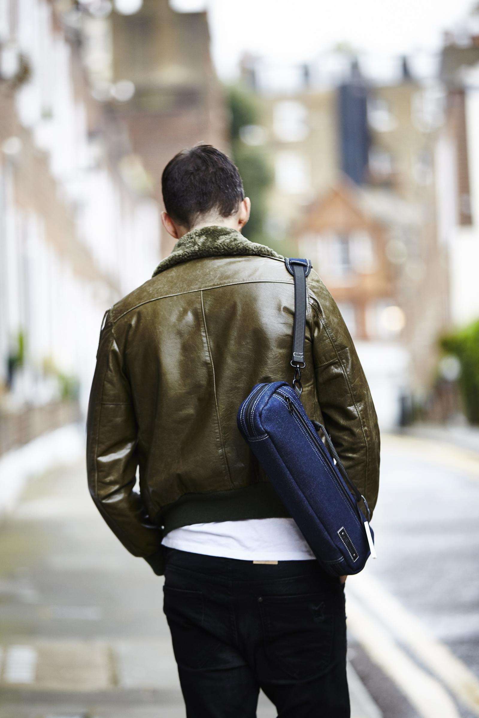 Hombre Llevando un Bolso Denim para Flauta